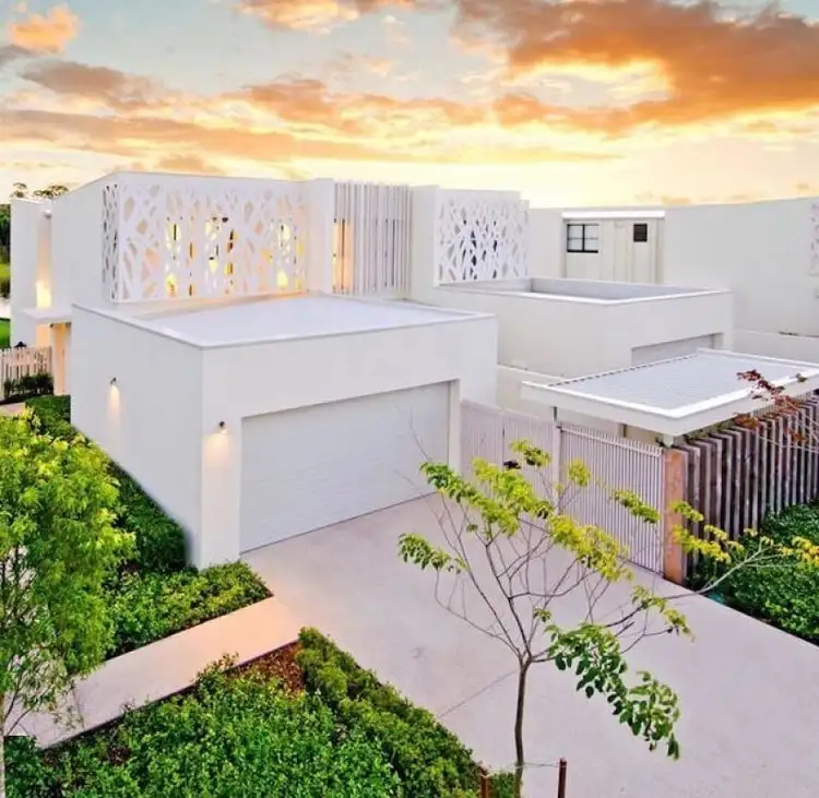 10019 The Boulevard, Benowa QLD 4217