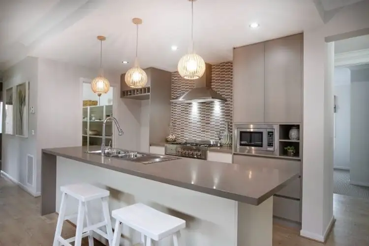 17 Wimbledon Blvd, Strathtulloh VIC 3338
