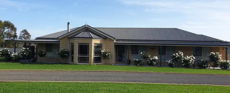 15 Llowalong Road, Stratford VIC 3862