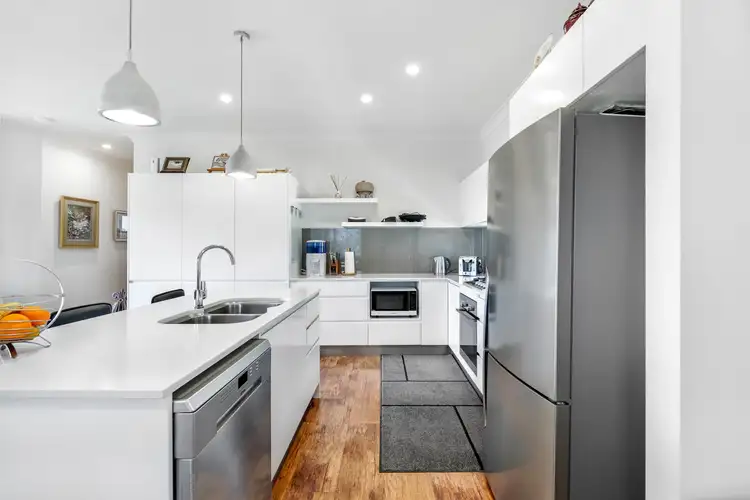 2/6 Wynflo Street, Labrador QLD 4215