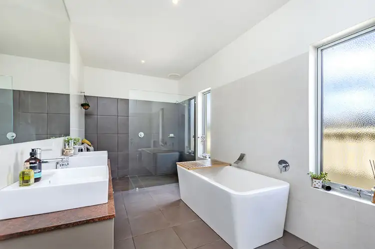 Sixth view of Homely house listing, 3 St James Place, Hamilton VIC 3300