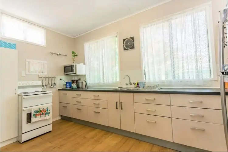 Sixth view of Homely unit listing, 4 Vicki Close, Emerald QLD 4720