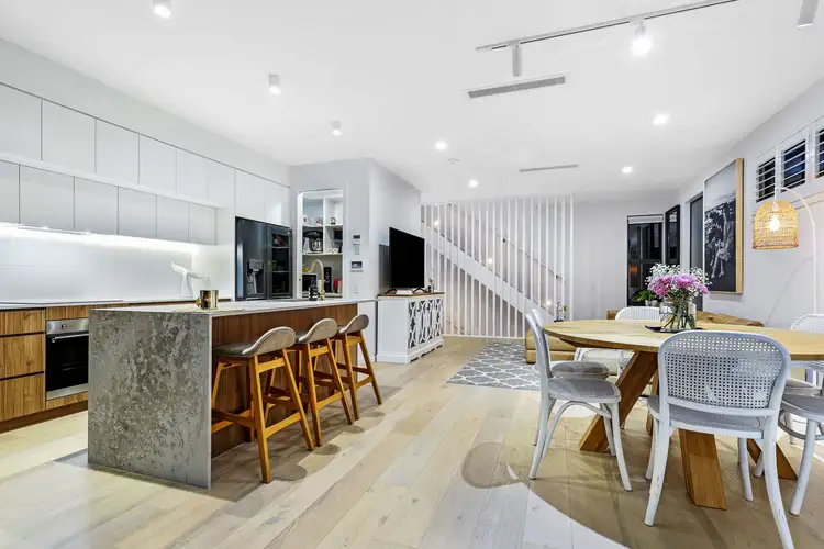 2/202 Stanhill Drive, Chevron Island QLD 4217