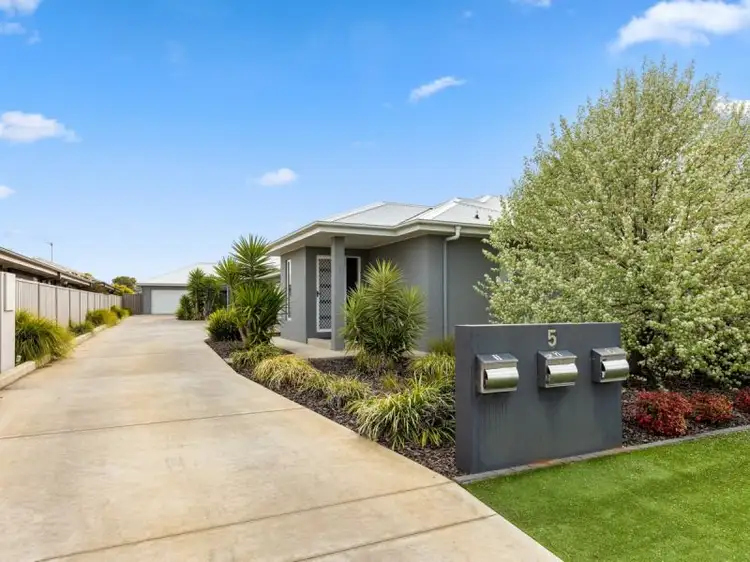 2/5 Carinya Avenue, Glenfield Park NSW 2650