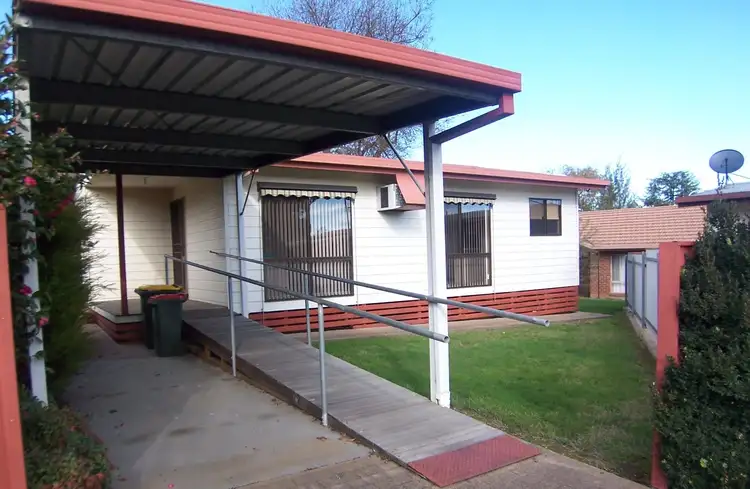 8 Kneebone Court