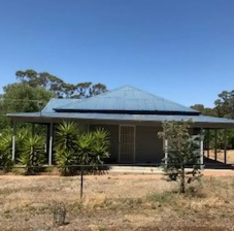 6 Station St, Wedderburn VIC 3518