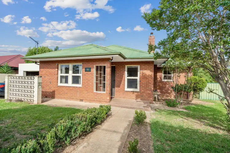 90 Mitchelmore Street, Mount Austin NSW 2650