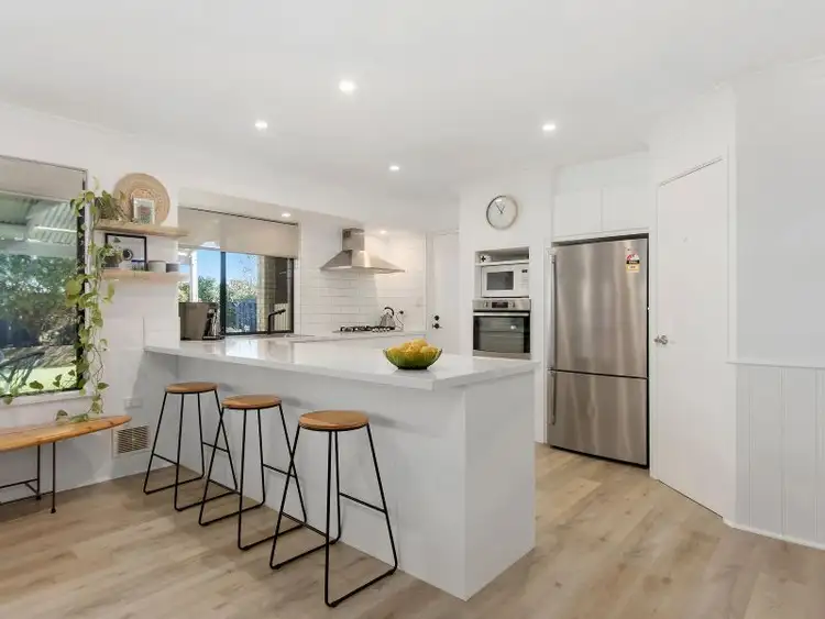 32 Floribunda Avenue, Halls Head WA 6210