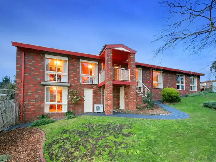 6 Lebunya Close, Mooroolbark VIC 3138