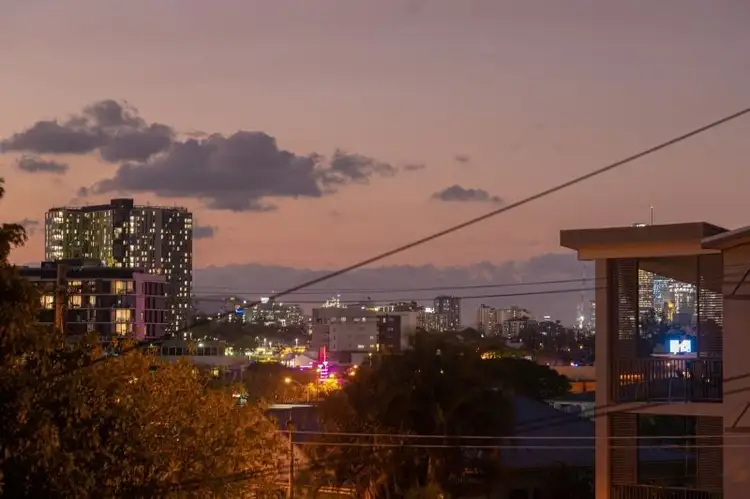 2/327 Cornwall Street, Greenslopes QLD 4120