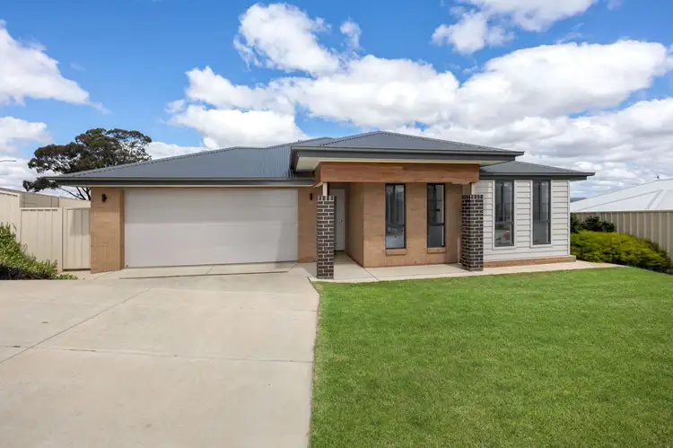 2 Kentucky Crescent, Gobbagombalin NSW 2650