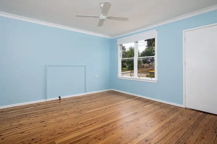 4 Essex Road, Mount Austin NSW 2650