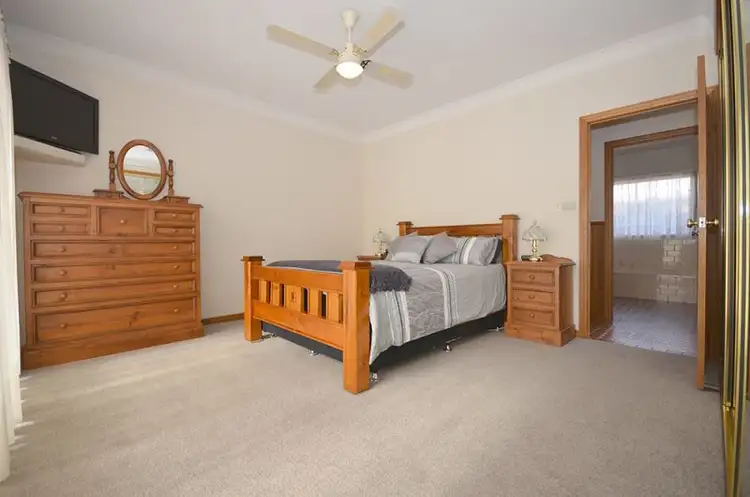 Fifth view of Homely house listing, 2 Ashwin Close, Horsham VIC 3400