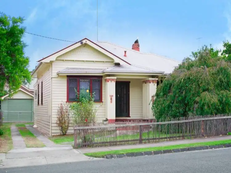 6 Cairns Avenue, Newtown VIC 3220