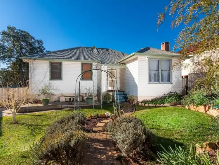19 Phillip Avenue, Mount Austin NSW 2650