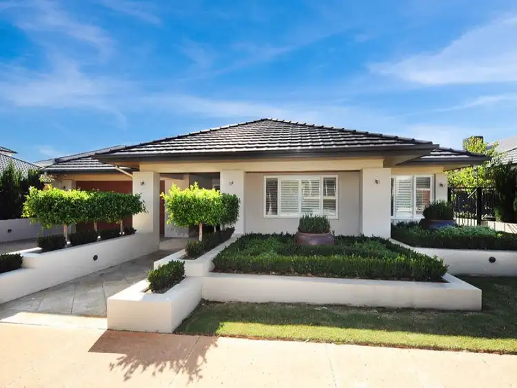 2 Beechwood Parade, Sanctuary Lakes VIC 3030