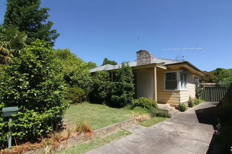 18 Mountbatten Avenue, Bright VIC 3741