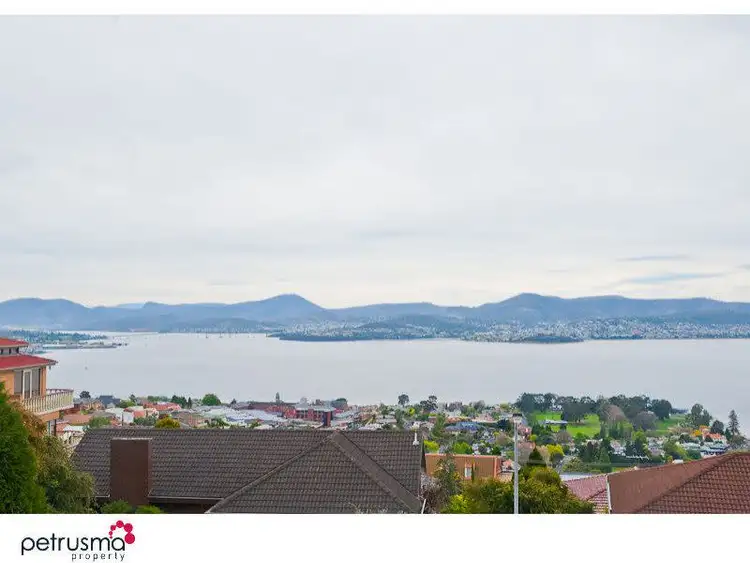 2/8 Amanda Crescent, Sandy Bay TAS 7005