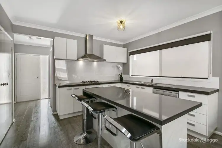 4 DIXON GROVE, Cranbourne West VIC 3977