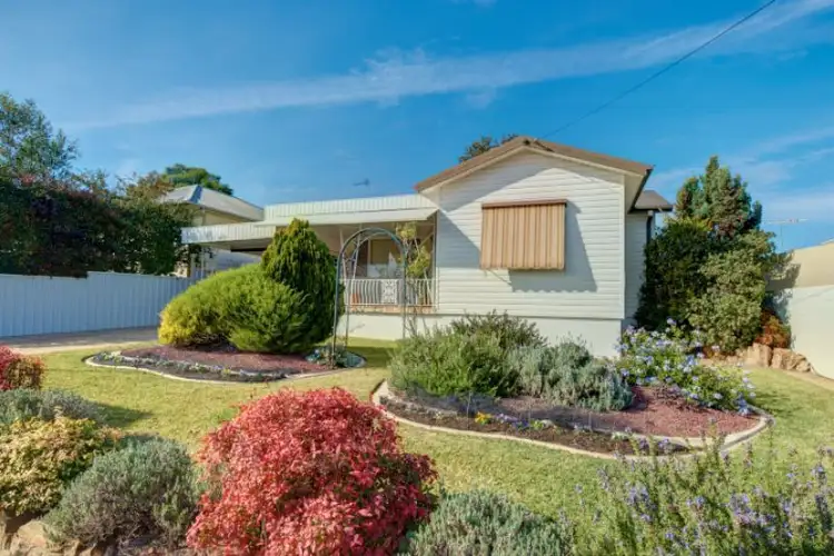 9 Gowrie Parade, Mount Austin NSW 2650