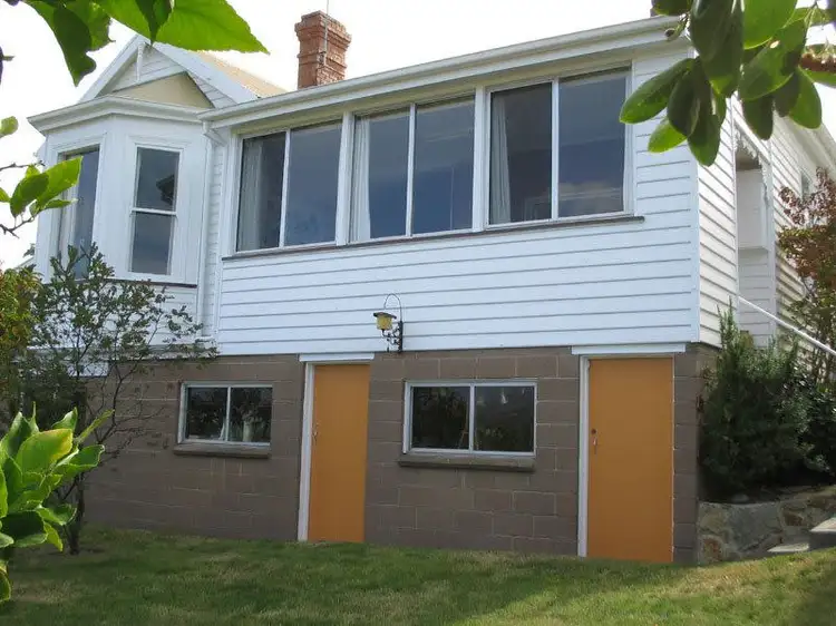 38 Malunna Road, Lindisfarne TAS 7015