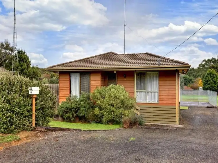 18 ANDREW AVENUE, Waterford Park VIC 3658