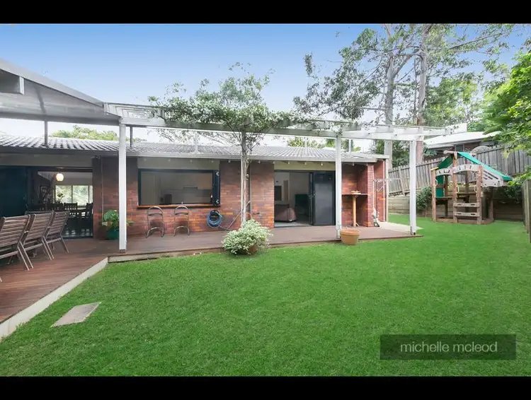 27 Burrumbuck Street, Chapel Hill QLD 4069
