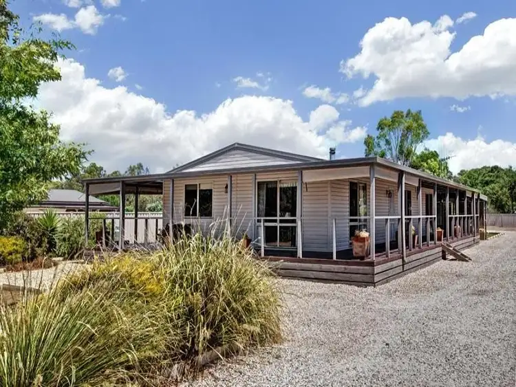 11 HUGHES STREET SOUTH, Avenel VIC 3664