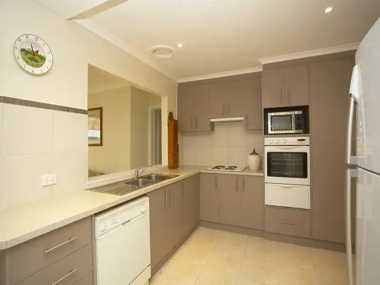 21 Noordenne Avenue, Altona VIC 3018
