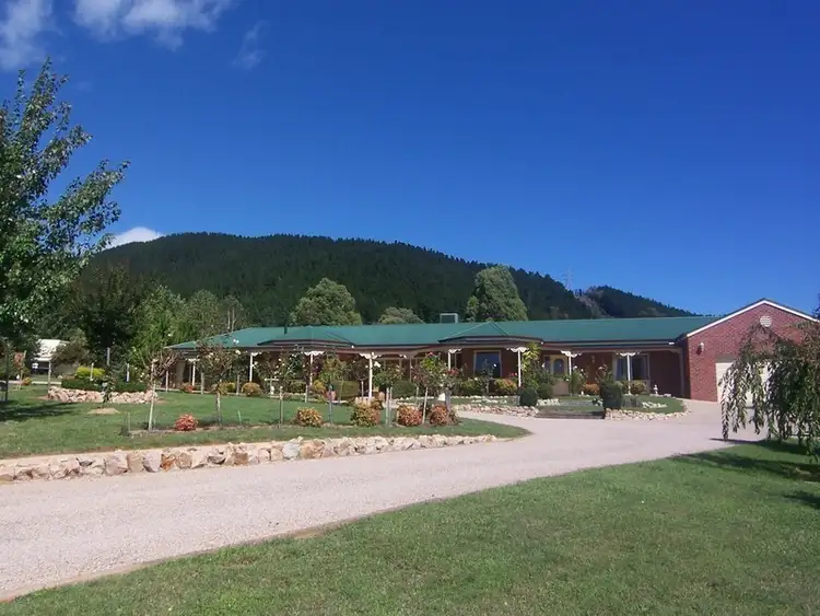 15 Walnut Grove, Bright VIC 3741