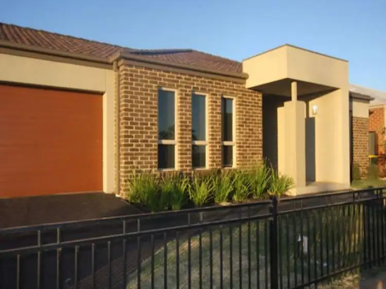 34 MOWBRAY DVE, Point Cook VIC 3030