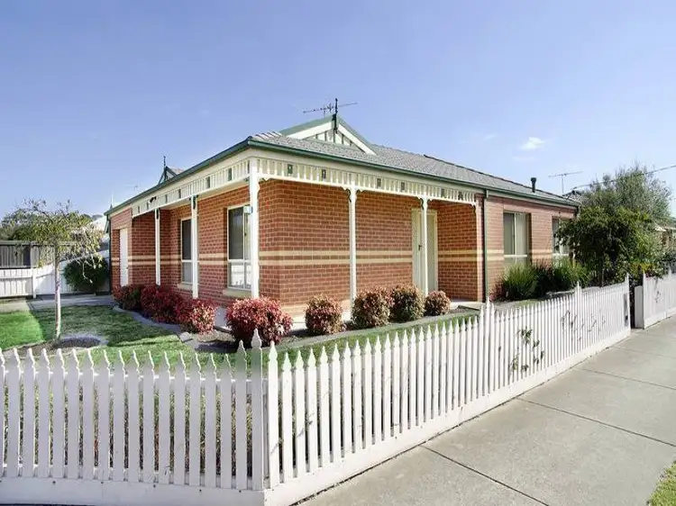 8 Waiora Avenue, Hamlyn Heights VIC 3215
