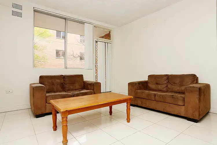 2/11 Queens Road, Westmead NSW 2145