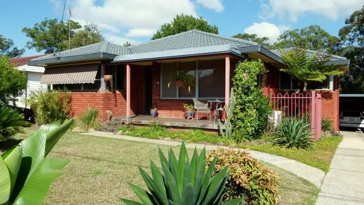 17 Clarence St, Macquarie Fields NSW 2564