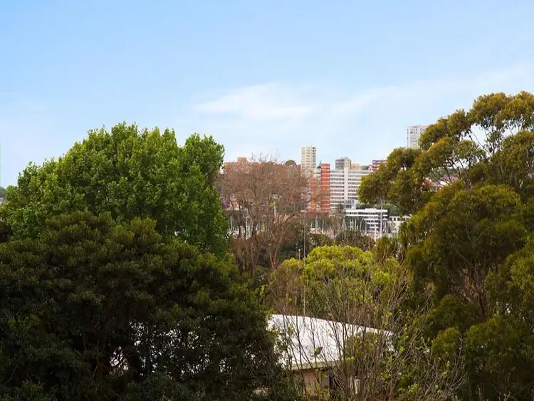 Third view of Homely studio listing, 401/76 Roslyn Gardens, Elizabeth Bay NSW 2011
