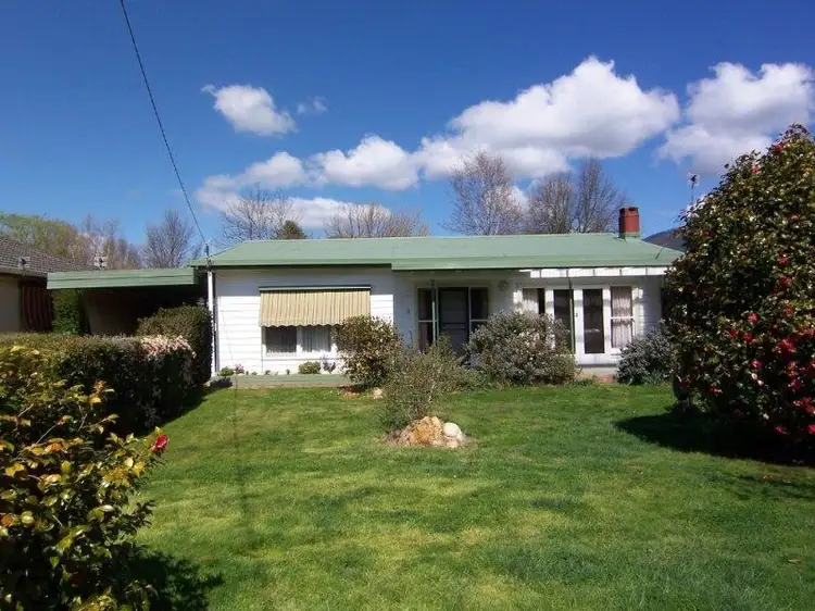 8 Brooks St, Bright VIC 3741