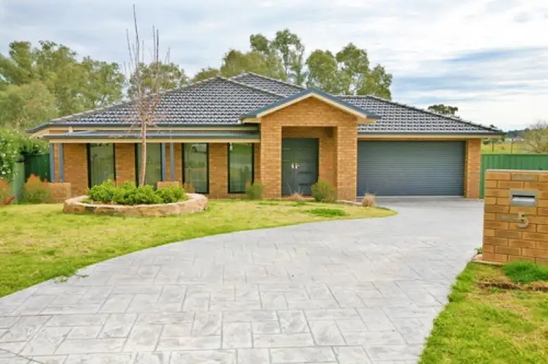 Main view of Homely house listing, 5 Honeysuckle Place, Lake Albert NSW 2650