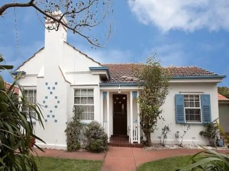 2 Seaview Cresent, Seaholme VIC 3018