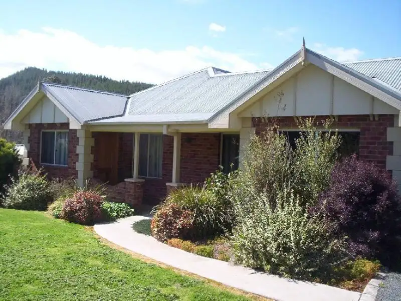 Main view of Homely unit listing, 1/74 Walkers Lne, Bright VIC 3741