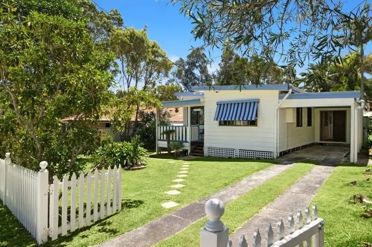 27 Cams Boulevard, Summerland Point NSW 2259