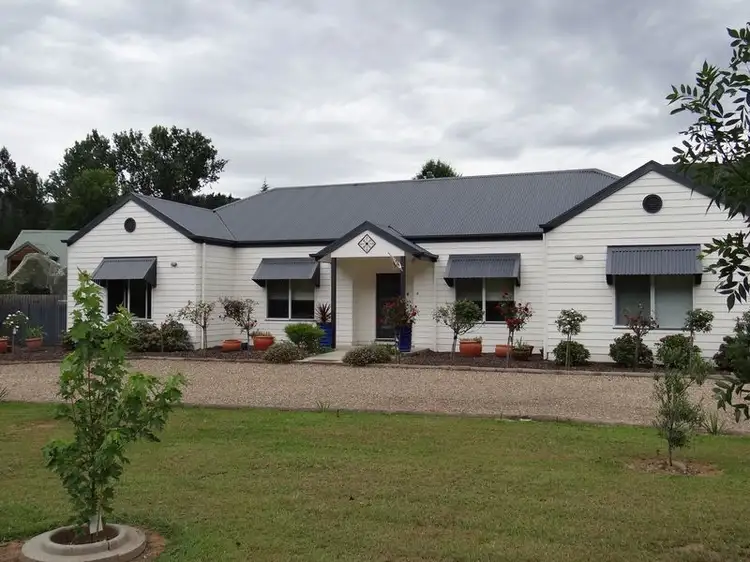 4 Louie Court, Bright VIC 3741