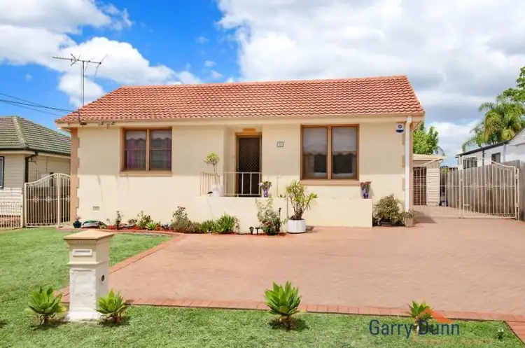 18 Dunrossil Ave, Casula NSW 2170
