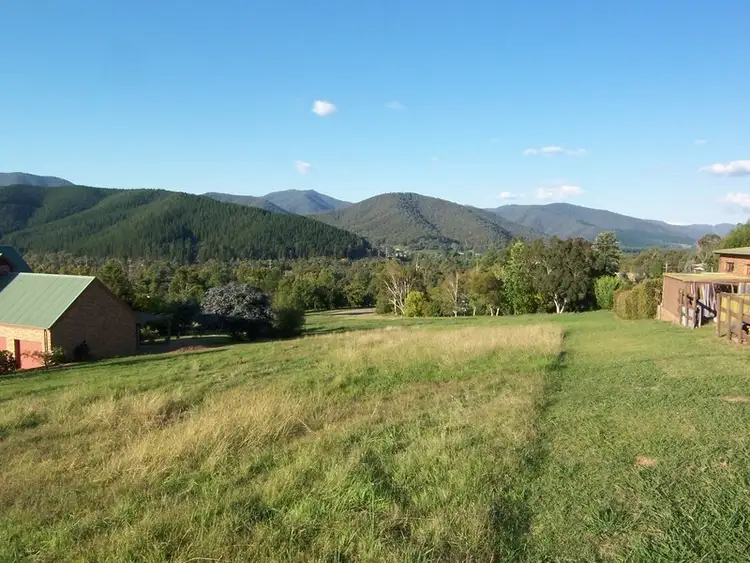 1 Danica Crt, Bright VIC 3741