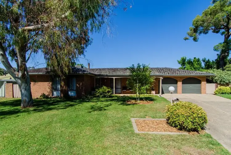 5 Wallis Place, Lake Albert NSW 2650