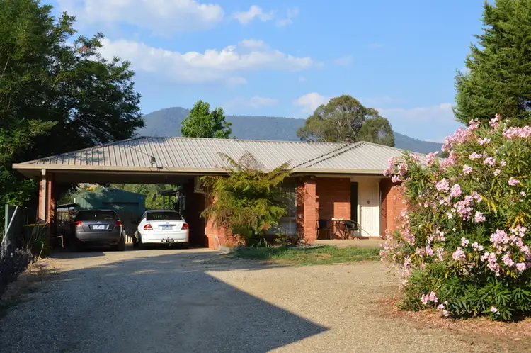 15 Service Street, Porepunkah VIC 3740