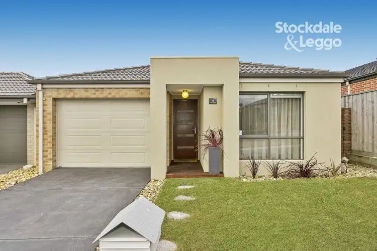 8 GUINEA FLOWER DRIVE, Cranbourne West VIC 3977