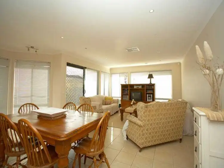 14 Scenic Drive, Sanctuary Lakes VIC 3030