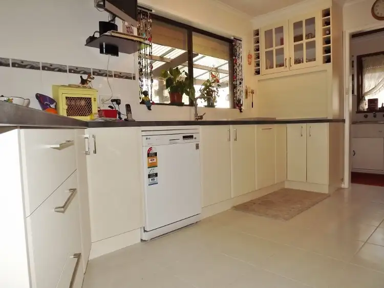 Seventh view of Homely house listing, 5 Coto Court, Moe VIC 3825