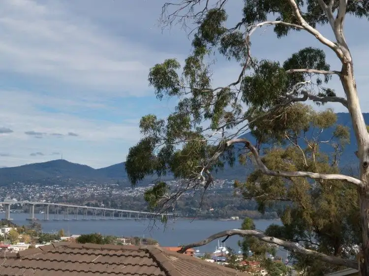 105 Karoola Road, Lindisfarne TAS 7015