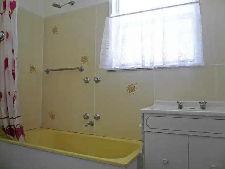 Fifth view of Homely house listing, 2 Rodda Place, Horsham VIC 3400